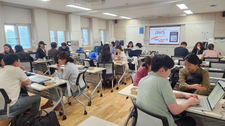 [제주=뉴시스] 제주·대구·경북 교사들이 참여한 인공지능 기반 미래교육 역량강화 연수. (사진=제주교육청 제공) *재판매 및 DB 금지