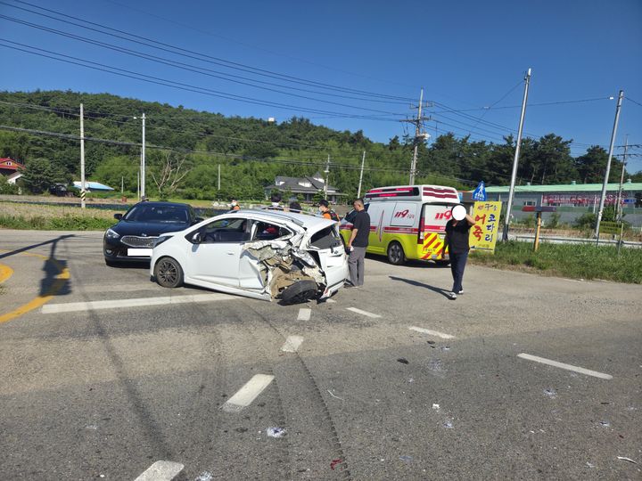 [서산=뉴시스] 28일 오전 8시42분께 충남 서산시 성연면 일람리에서 버스가 승용차 뒷부분을 들이받아 스파크 차량이 부서졌다. (사진=독자제공) 2025.07.28. photo@newsis.com *재판매 및 DB 금지