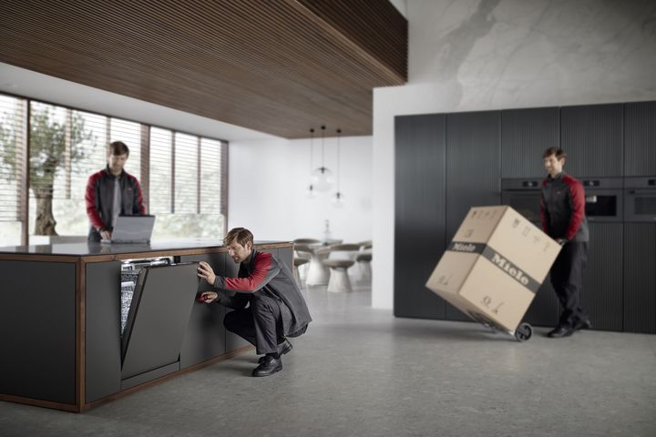 [서울=뉴시스]밀레 소속 전문 테크니션이 밀레 제품의 외관·내부 상태를 정밀 진단하며 고급 케어 서비스를 진행하고 있다. (사진 = 업체 제공) 2025.07.28. photo@newsis.com&nbsp; *재판매 및 DB 금지