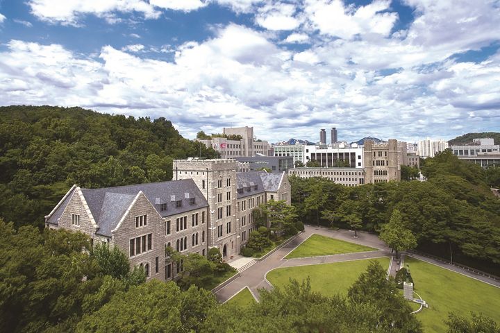 [서울=뉴시스] 고려대가 '첨단 내진성능 예측·제품검증·교육 관련 기술개발 및 민간건축물 내진능력 연구' 주관기관으로 선정됐다. 사진은 고려대 본관 전경. (사진=고려대 제공) 2025.07.28. photo@newsis.com *재판매 및 DB 금지