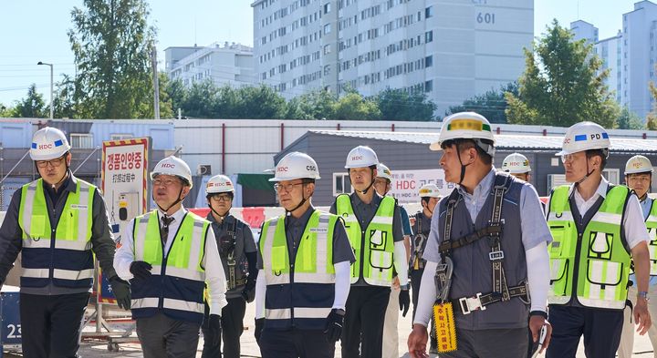 사진 앞줄 왼쪽 두 번째 정경구 HDC현대산업개발 대표이사, 세 번째 조태제 HDC현대산업개발 CSO. (사진=HDC현대산업개발 제공) *재판매 및 DB 금지