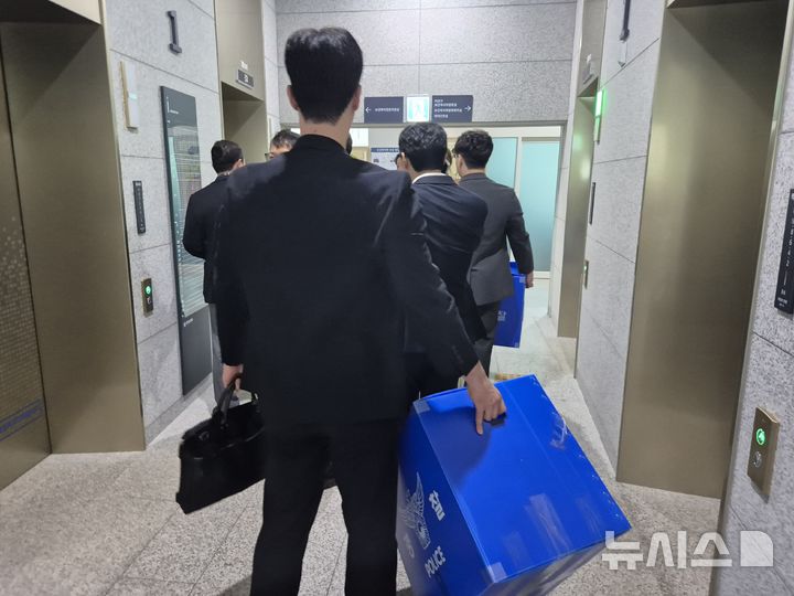 [수원=뉴시스] 이병희 기자 = 경기 안산상록경찰서 관계자들이 28일 뇌물수수 혐의를 받는 경기도의회 의원 4명의 의원실 압수수색을 하기위해 들어가고 있다. 2025.07.28. iambh@newsis.com