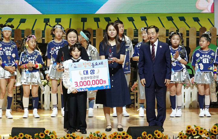 [창녕=뉴시스] 성낙인 군수가 새벽별 우포늪 동화를 부른 최준우 군에게 대상을 수상, 기념촬영을 하고 있다. (사진= 창녕군 제공) 2025.07.28. photo@newsis.com *재판매 및 DB 금지