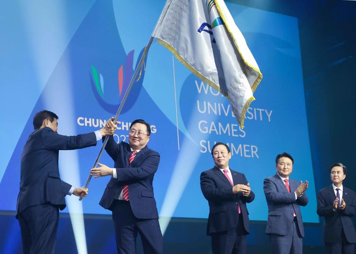 [대전=뉴시스]이장우 대전시장을 비롯한 충청권 4개 광역단체장들이 27일(현지시간) 2027 충청 하계 유니버시아드대회기를 넘겨받고 성공개최를 다짐했다. (사진=대전시 제공) 2025. 07. 27 photo@newsis.com *재판매 및 DB 금지