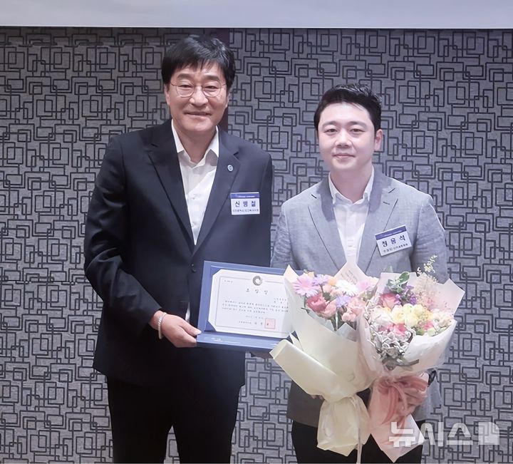 사진설명= 혜원의료재단 세종병원 정용석 기획실장(사진 오른쪽)이 인천시병원회 정기총회’에서 인천시장 표창을 받고 신병철 인천시 보건복지국장과 기념 촬영하고 있다. (사진= 세종병원 제공)