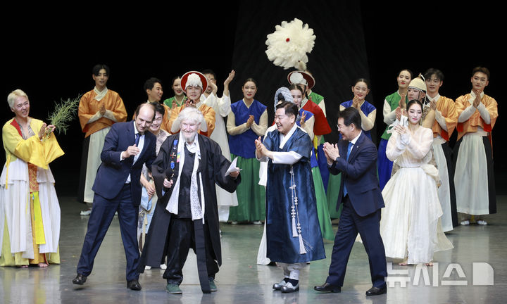[전주=뉴시스] 현지시간 27일 독일 베를린 슈타츠오퍼 국립오페라극장(유럽 최초의 오페라하우스)에서 국내 예술단체 최초로 전북특별자치도국악원이 창작무용 '고섬섬'을 선보인 가운데 김관영 전북도지사와 아힘 프라이어 (세계 최정상 오페라 거장)을 비롯한 단원 및 연출진들이 관객들에게 인사하고 있다. (사진= 전북자치도 제공) *재판매 및 DB 금지