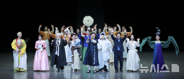 [전주=뉴시스] 현지시간 27일 독일 베를린 슈타츠오퍼 국립오페라극장(유럽 최초의 오페라하우스)에서 국내 예술단체 최초로 전북특별자치도국악원이 창작무용 '고섬섬'을 선보인 가운데 김관영 전북도지사와 아힘 프라이어 (세계 최정상 오페라 거장)을 비롯한 단원 및 연출진들이 관객들에게 인사하고 있다. (사진= 전북자치도 제공) *재판매 및 DB 금지