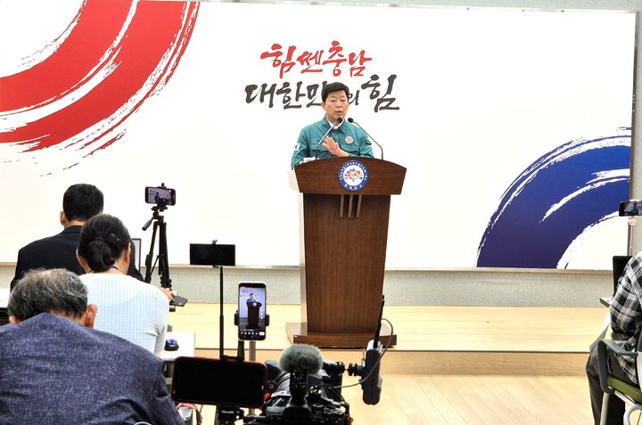 [홍성=뉴시스] 박정주 충남도 행정부지사가 28일 도청 프레스센터에서 호우 피해 특별지원금 지급 방침에 대한 기자회견을 갖고 있다. *재판매 및 DB 금지