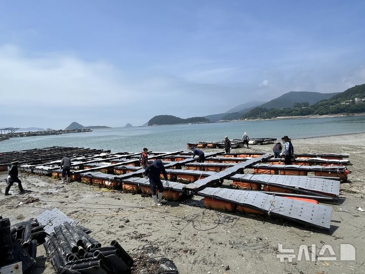 [광주=뉴시스] 완도군은 28일 신우철 군수가 최근 전복 가두리 감축사업 현장인 노화읍 당산리를 찾아 한국수산업경영인 완도군연합회 회원들과 어업인들을 격려했다고 밝혔다. (사진=완도군 제공) 2025.07.28. photo@newsis.com *재판매 및 DB 금지