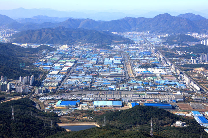 [창원=뉴시스] 경남 창원시 성산구 불모산에서 바라본 창원국가산업단지 전경. *재판매 및 DB 금지