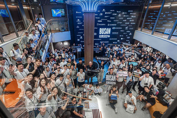 [부산=뉴시스] 코리아스타트업포럼(코스포)은 '2025 부산 슬러시드(BUSAN Slush’D)'를 지난 26~27일 팬스타 미라클호를 타고 광안리 앞바다에서 성공적으로 마무리했다. (사진=코리아스타트업포럼 제공) 2025.07.28. photo@newsis.com *재판매 및 DB 금지