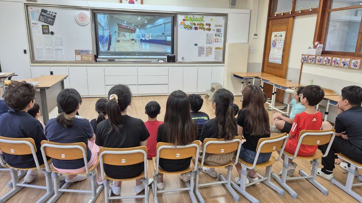 [울산=뉴시스] 구미현 기자 = 울주군 척과초등학교와 삼정초등학교는 최근 공동 교육과정 운영을 시작했다. 학생들이 화면으로 수업을 진행하고 있다. photo@newsis.com *재판매 및 DB 금지
