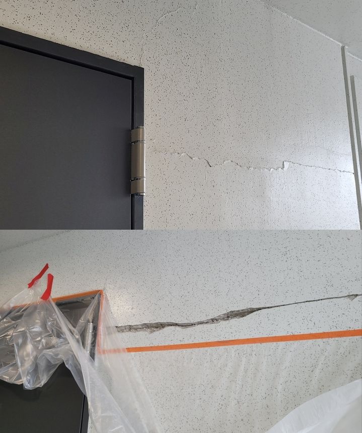 [서울=뉴시스] 서울 강동구 둔촌동 올림픽파크포레온 3단지 34층 복도 벽에 나타난 균열의 모습. 최초 발견 당시의 실균열(위)과 시공사인 현대건설이 V커팅으로 보수작업하면서 일시적으로 외부 균열이 커진 모습. 2025.07.28. (사진=현대건설 제공) photo@newsis.com&nbsp; *재판매 및 DB 금지