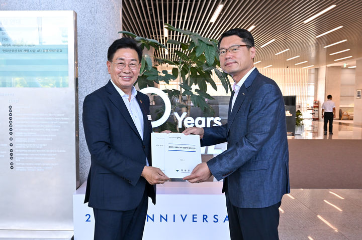 전진선 양평군수가 한국철도공사 관계자에게 KTX 용문역 정차 건의서를 전달하고 있다. (사진=양평군 제공) photo@newsisc.om *재판매 및 DB 금지