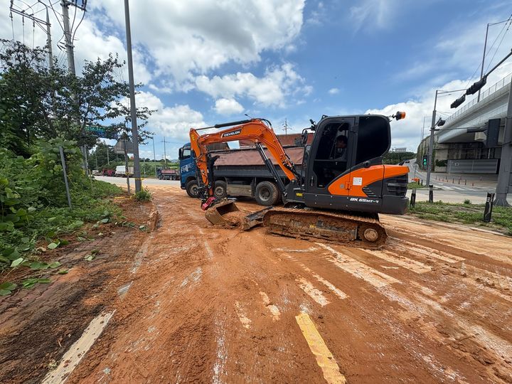 [광주=뉴시스] 광주 광산구는 지역 내 호우피해 현장을 복구하고 주민의 건강과 안전을 확보하기 위해 적극 나섰다고 28일 밝혔다. (사진=광주 광산구 제공) 2025.07.28. photo@newsis.com *재판매 및 DB 금지