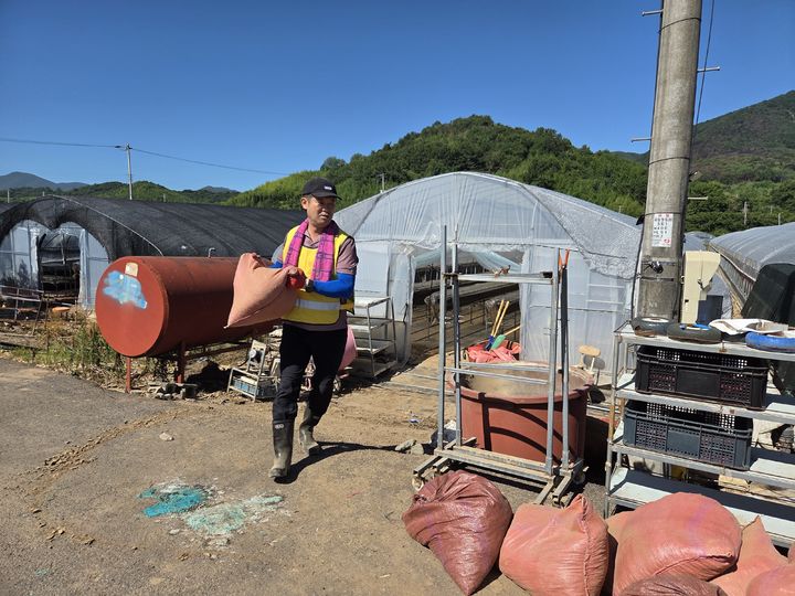 [창원=뉴시스] 강경국 기자 = 제종남 경남 창원시 마산회원구장을 비롯한 간부공무원과 주민자치협의회 회원들이 28일 하동군 옥종면에서 수해복구 봉사활동에 참여하고 있다. (사진=창원시청 제공). 2025.07.28. photo@newsis.com *재판매 및 DB 금지