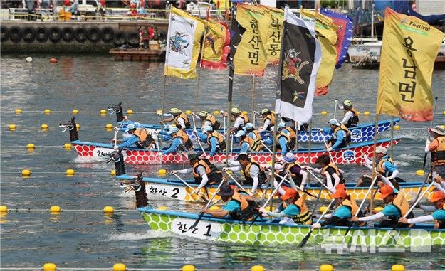 [통영=뉴시스] 지난 2024년 통영시장배 전국 거북선 노젓기 대회. (사진=뉴시스 DB). photo@newsis.com 