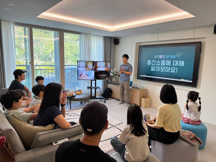 [서울=뉴시스] 한국토지주택공사(LH)가 자체 층간소음 시험시설인 '데시벨35랩'(dB35Lab)에서 층간소음 예방 교육을 진행하는 모습. 2025.07.28. (사진=LH 제공) photo@newsis.com *재판매 및 DB 금지