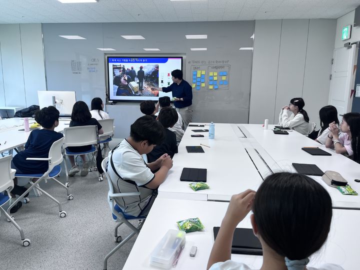 초등학생들이 충북교육연구정보원 미디어교육센터 '여름방학 미디어 제작 특강'을 듣고 있다. *재판매 및 DB 금지