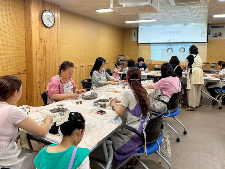 [창녕=뉴시스] 사례관리대상 아동의 양육자들이 전사지 유리볼과 마크라메 벽장식을 만들고 있다. (사진= 창녕군 제공) 2025.07.28. photo@newsis.com *재판매 및 DB 금지
