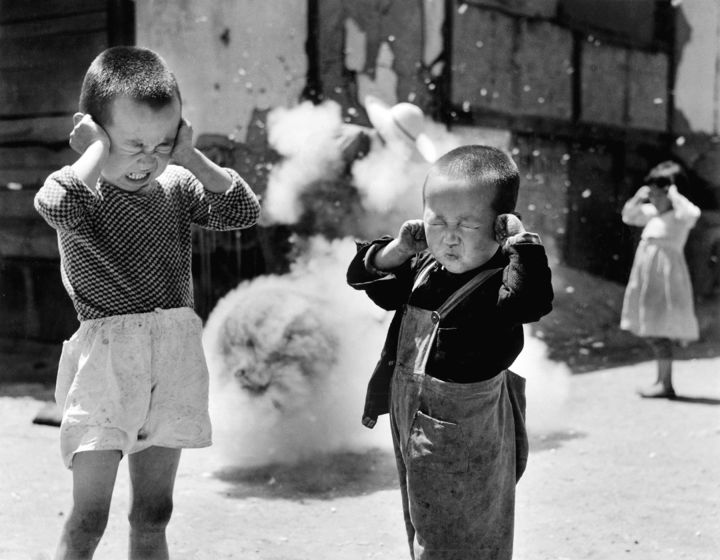 [대구=뉴시스] 1955년 칠설시장에서 뻥튀기 구경하는 동네 꼬마들. (사진=매일신문 제공) 2025.07.28. photo@newsis.com *재판매 및 DB 금지