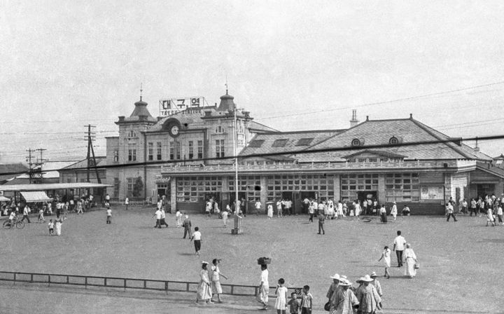 [대구=뉴시스] 1960년 대구역 광장. (사진=매일신문 제공) 2025.07.28. photo@newsis.com *재판매 및 DB 금지