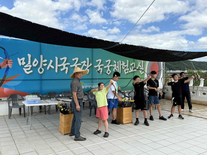 [밀양=뉴시스] 국궁 체험 프로그램에 참가한 청소년들이 집중해 활을 당기고 있다. (사진=밀양시 제공) 2025.07.28. photo@newsis.com *재판매 및 DB 금지