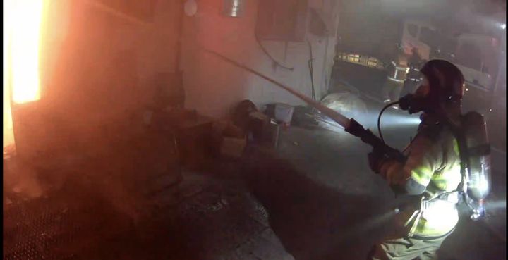 [대구=뉴시스] 28일 오전 2시33분께 달성군 하빈면 재활용 공장에 불꽃과 연기가 보인다는 신고가 접수됐다. (사진=대구 강서소방서 제공) 2025.07.28. photo@newsis.com *재판매 및 DB 금지