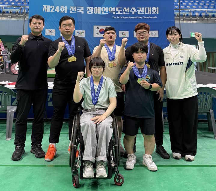 [울산=뉴시스] 제24회 전국장애인역도선수권대회에 참가한 울산 동구 돌고래역도단이 기념촬영을 하고 있다. (사진=동구 제공) 2025.07.28. photo@newsis.com *재판매 및 DB 금지