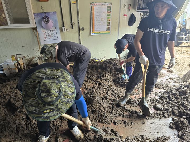 [거창=뉴시스] 거창군 산청·합천 극한호우 피해지역에 복구지원 통해 위로와 힘 보태 (사진=거창군 제공) 2025. 07. 28. photo@newsis.com&nbsp; *재판매 및 DB 금지