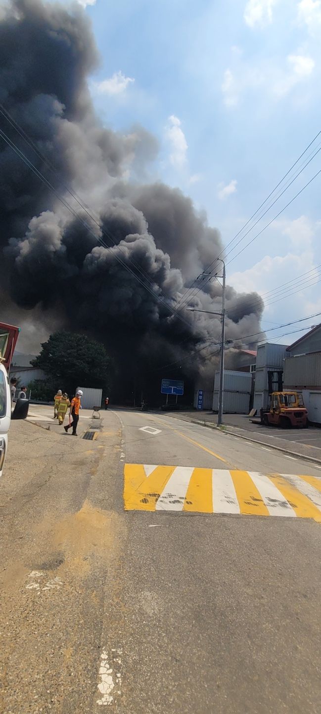 남양주시 화도읍 창고 화재 현장. (사진=경기북부소방재난본부 제공) photo@newsis.com *재판매 및 DB 금지