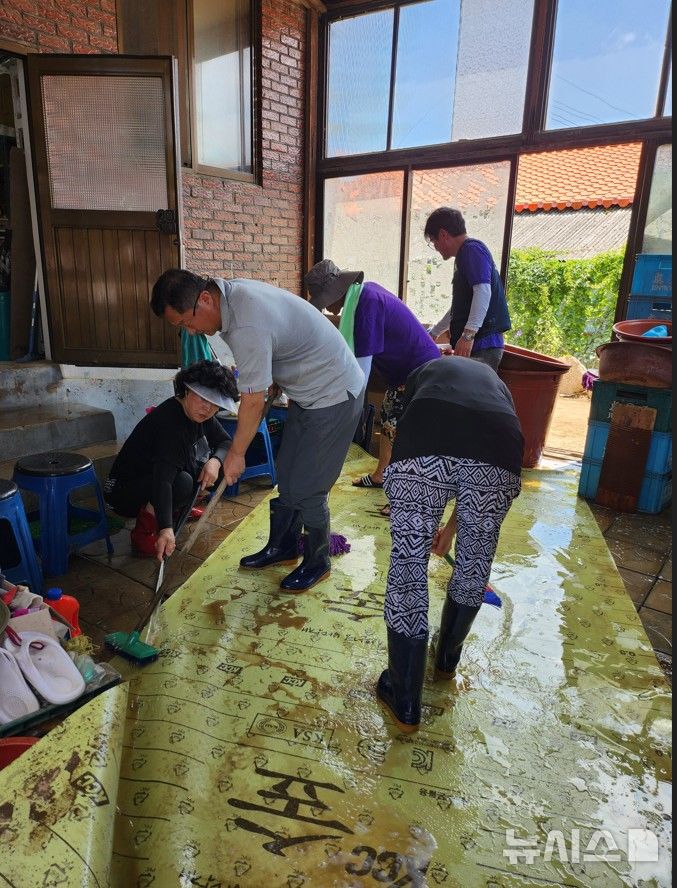 [안양=뉴시스] 안양시 의회 국민의힘 교섭단체 시 의원들이 수해를 입은 가평군 조종면을 찾아 복구작업에 힘을 보태고 있다. (사진=안양시 의회 국민의힘 교섭단체 제공).2025.07.28.photo@newsis.com
