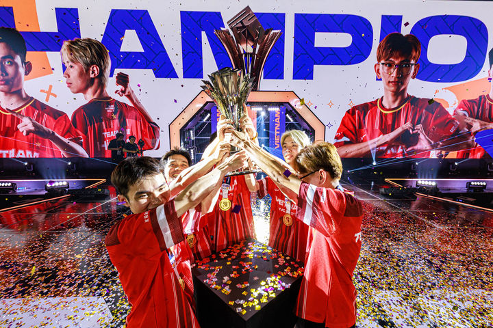 [서울=뉴시스] 28일 크래프톤에 따르면 지난 23일부터 전날까지 서울 올림픽공원 핸드볼경기장에서 열린 PNC 2025에서 베트남 대표팀은 치킨 2개, 누적 포인트 216점으로 우승을 차지했다. (사진=크래프톤 제공) *재판매 및 DB 금지