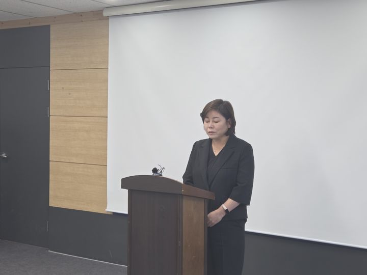 [전주=뉴시스] 최정규 기자 = 소상공인을 위해 준비된 '전주맛배달' 이벤트 예산을 자신과 지인 업체에 몰아줬다는 의혹을 받는 전윤미 전주시의원이 지난달 28일 전북 전주시청에서 기자회견을 열고 의혹에 대해 사과하고 있다. 2025.07.28. cjk9714@newsis.com *재판매 및 DB 금지