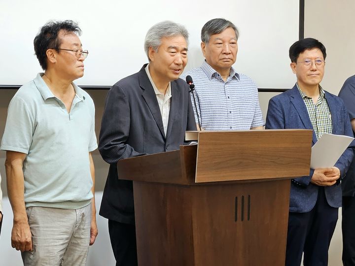 [청주=뉴시스] 이도근 기자= 충북 청주 육거리종합시장상인회와 시민단체 공정한 세상 회원들이 28일 청주시 상당구 문화동 충북도청 브리핑룸에서 식품 판매업체의 '육거리' 명칭 상표 등록에 반발하는 기자회견을 하고 있다. 2025.07.28. nulha@newsis.com *재판매 및 DB 금지