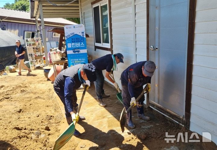 [산청=뉴시스]경남도 '찾아가는 집정리 클린버스' 수행기관으로 참여 중인 경남광역자활센터 등 관계자들이 산청군 수해 피해 가구를 찾아 청소 및 방역 지원 활동을 하고 있다.(사진=경남도 제공) 2025.07.28. photo@newsis.com