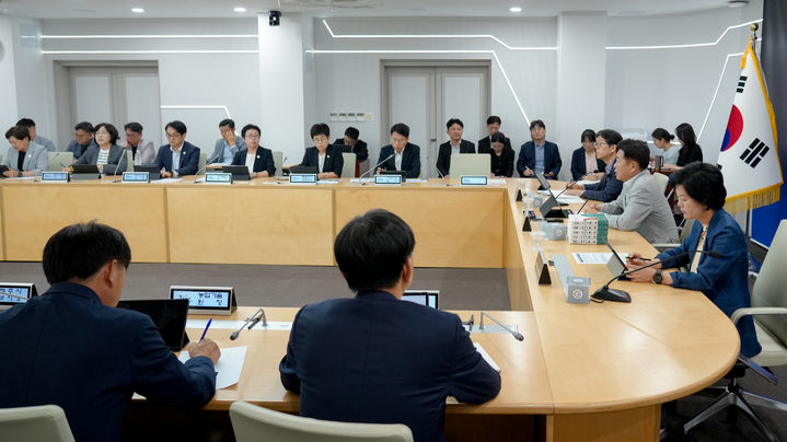 [제주=뉴시스] 오영훈 제주도지사는 28일 오전 도청 한라홀에서 열린 주간혁신성장회의에서 모든 부서의 인공지능(AI)·디지털 전환을 강조하고 있다. (사진=제주도 제공) 2025.07.28. photo@newsis.com *재판매 및 DB 금지