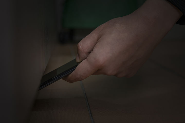 [서울=뉴시스] 미국 아메리칸항공의 전직 승무원이 여객기 화장실 변기에 휴대전화를 몰래 설치해 미성년 여아들을 불법 촬영한 혐의로 징역 18년 6개월을 선고받았다. 사진은 본 기사와 관계없음. 2025.07.27. *재판매 및 DB금지 *재판매 및 DB 금지