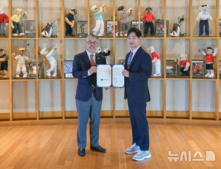 [서울=뉴시스]왼쪽부터 KPGA 김원섭 회장과 테디밸리 골프앤리조트 김민 부회장. (사진=KPGA 투어 제공)