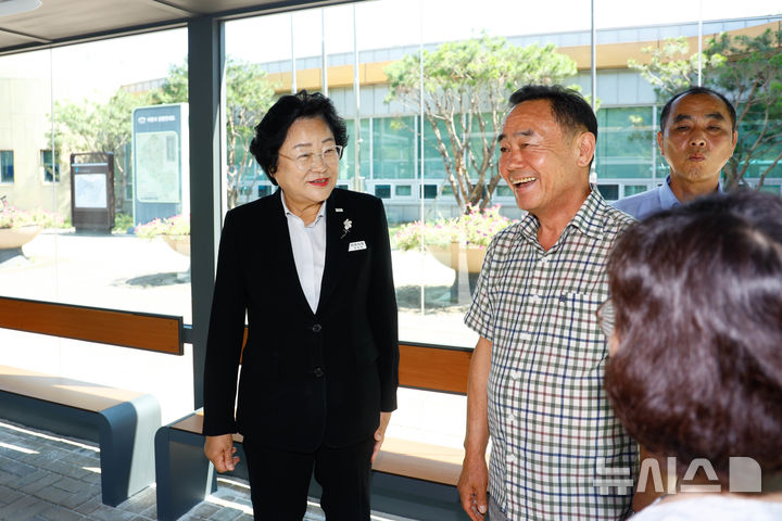 [이천=뉴시스] 김경희 이천시장 완공된 이천역 스마트 쉘터에서 주민들과 대화를 나누고 있다.(사진=이천시 제공) 2025.07.28.photo@newsis.com