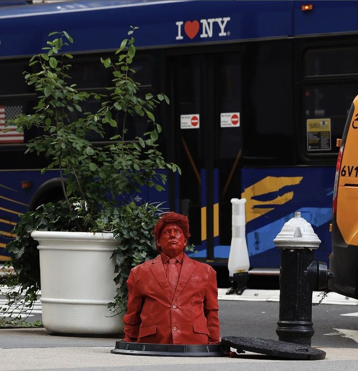 [서울=뉴시스] 붉은색으로 물든 도널드 트럼프 미국 대통령이 뉴욕 맨해튼 한복판의 맨홀에서 등장했다. (사진=제임스 콜로미나 인스타그램 캡처) 2025.07.28 *재판매 및 DB 금지