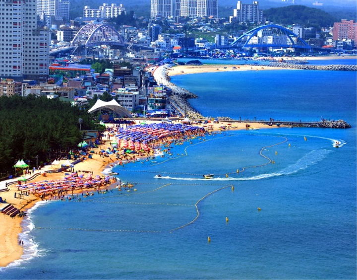 [춘천=뉴시스] 28일 강원특별자치도(도지사 김진태)는 올해 상반기 동안 강원을 찾은 방문객 수가 7139만명으로 전년 동기 대비 65만6000명 증가했다고 밝혔다. 사진은 속초해수욕장. 강원특별자치도 제공. *재판매 및 DB 금지