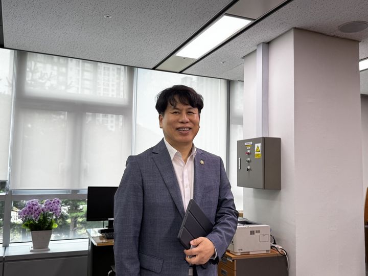  [세종=뉴시스] 심지혜 기자 = 박인규 과학기술정보통신부 과학기술혁신본부장이 28일 오후 세종정부청사에 위치한 과기정통부 기자실에서 취재진들의 질문에 답변하고 있다. 2025.07.28. siming@newsis.om *재판매 및 DB 금지