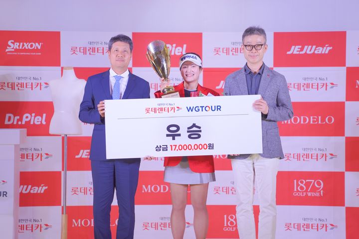 [서울=뉴시스]왼쪽부터 박강수 골프존 대표, 홍현지, 최진환 롯데렌탈 대표.(사진=골프존 제공) 2025.07.28. photo@newsis.com *재판매 및 DB 금지