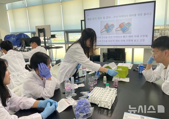 [서울=뉴시스] 한 고등학교의 고교학점제 활동 모습. 본 기사와 직접 관련 없음.