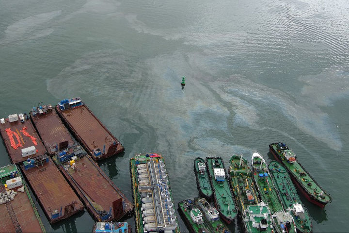 [부산=뉴시스] 부산 영도구 봉래동 물양장 해상에서 해양 오염사고가 발생했다. (사진=남해지방해양경찰청 제공) 2025.07.28. photo@newsis.com *재판매 및 DB 금지