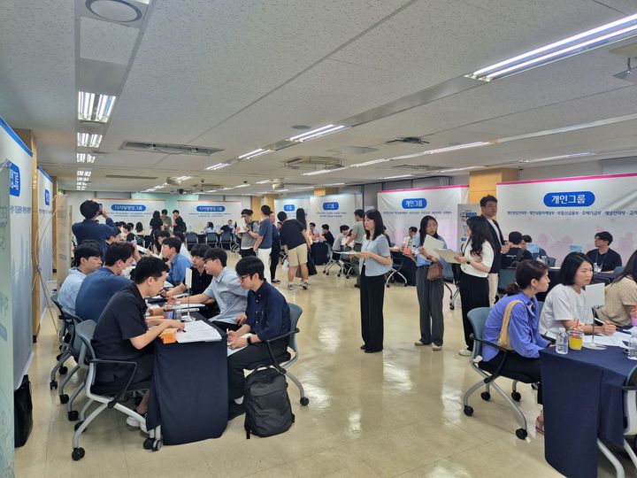 26일 서울 중구 남창동 우리은행 서울연수원에서 개최된 우리커리어엑스포(W.C.E)에 참석한 직원들이 관심 있는 사업그룹의 현직자에게 상담을 받고 있다. (사진=우리은행 제공) *재판매 및 DB 금지