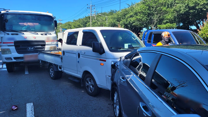 [부산=뉴시스] 28일 오전 부산 사상구 낙동대로에서 6중 추돌사고가 발생해 4명이 병원으로 이송됐다. (사진=부산경찰청 제공) 2025.07.28. photo@newsis.com *재판매 및 DB 금지