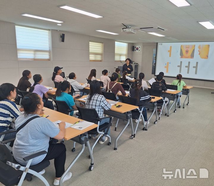 [고성(경남)=뉴시스] 신정철 기자= 경남 고성군은 외국인 계절근로자를 대상으로 한국어 교육 프로그램의 첫 수업을 실시하고 본격적인 운영에 들어갔다고 28일 밝혔다.사진은 지난 26일 영오면사무소 2층에서 외국인 계절근로자25명을 대상으로 교육을 실시하고 있는 모습.(사진=고성군 제공).2025.08.28. photo@newsis.com *재판매 및 DB 금지