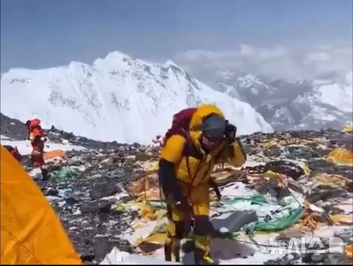 [뉴시스] 쓰레기로 뒤덮인 에베레스트 산 정상을 등산하고 있다. (사진=프리프레스저널) 2025.07.27. 
